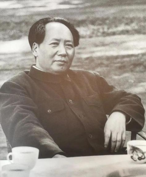 1950年，西方记者刁难发问：“你们废除旧条约算不算不讲信用？”全场安静，毛主席