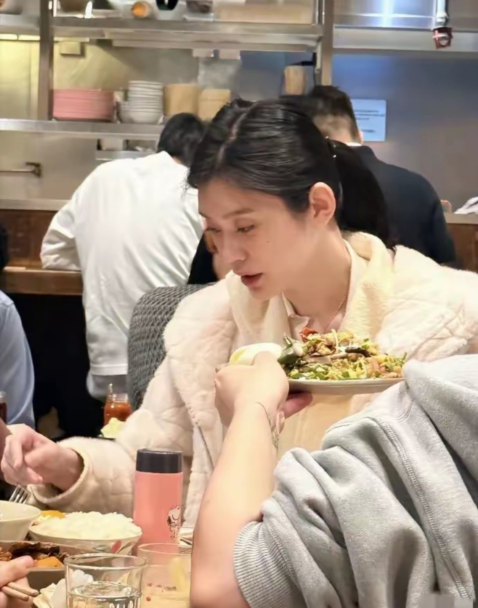 原来顶级豪门媳妇也会去平价餐厅吃饭啊，真的是太接地气，太美了 