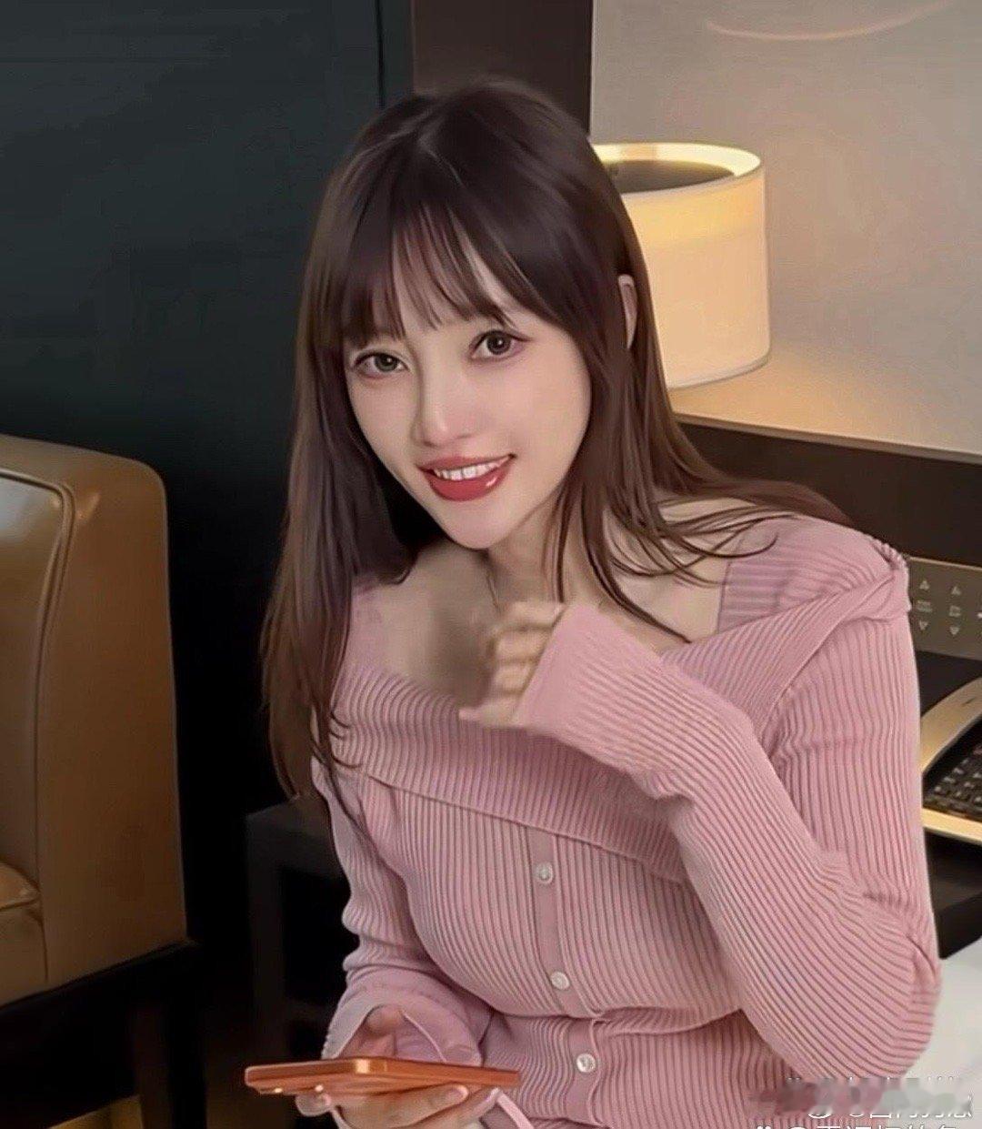 李小璐现在的变化也太大了，和以前对比明显不一样，差点都认不出来了。 