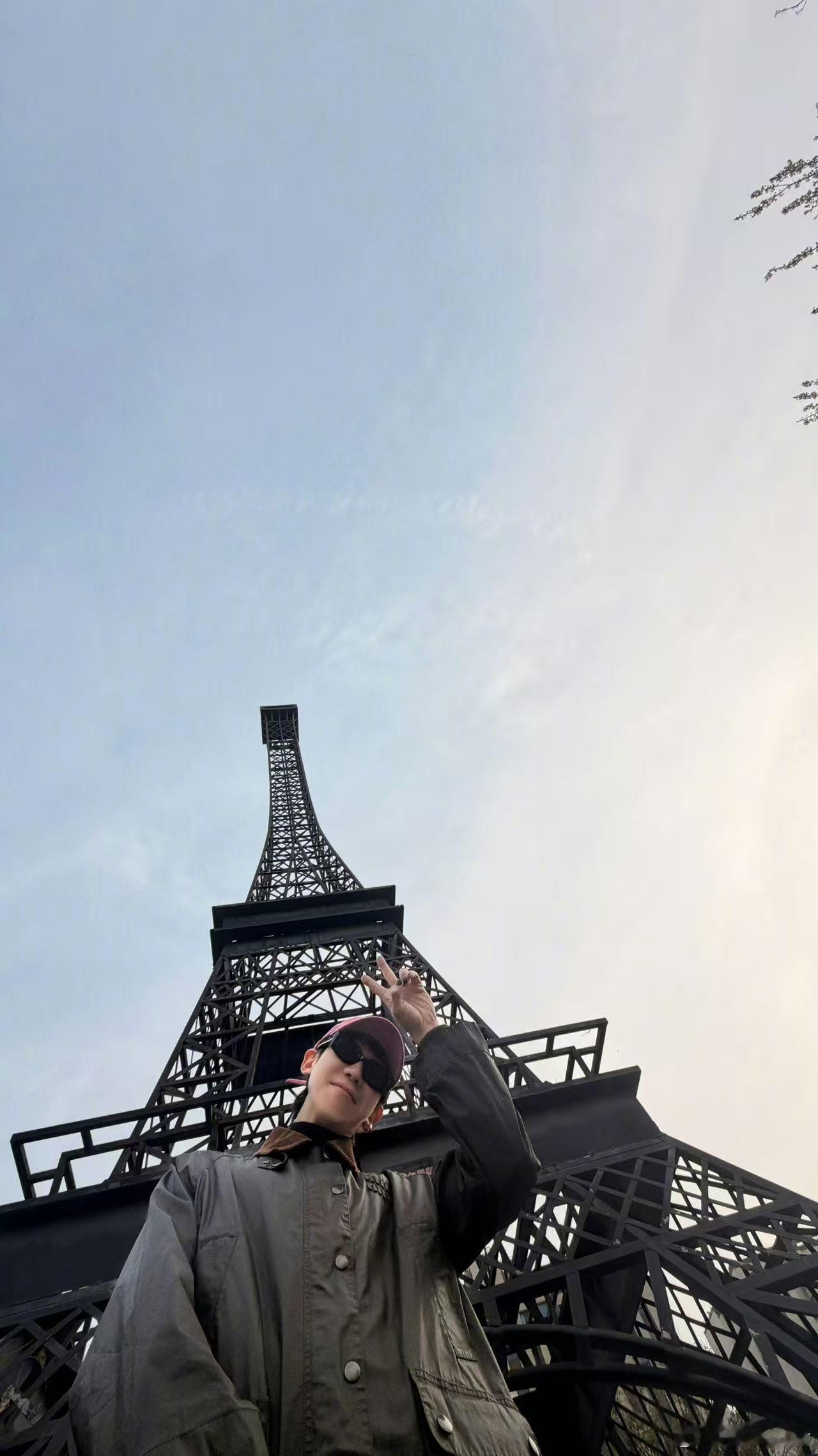 华晨宇帮白举纲打卡安徽尔铁塔 一张神图让白举纲火速追加全身长腿订单，花大师的摄影