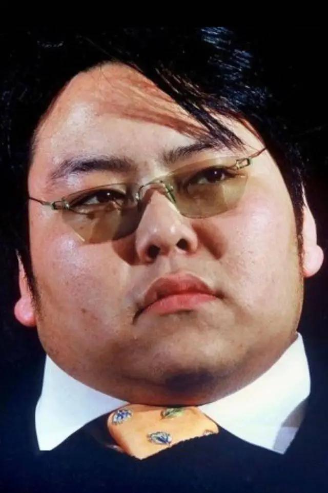 2005年，山西首富李兆会为了见韩国女星金喜善一面，在电影《神话》的宣传现场，他