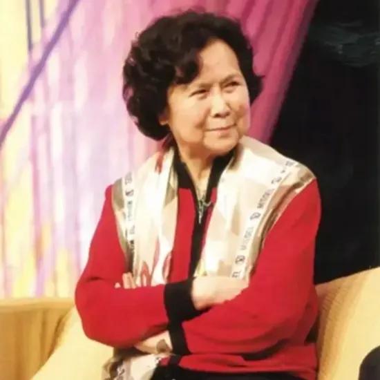 《西游记》导演杨洁，她嫌词作家阎肃写的剧中插曲的歌词不好听，竟然给改成她写的了。