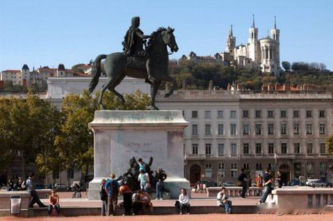 【最新消息：法国又发生一起重大抢劫案】
巴黎时间2025年11月2日，法国里昂地