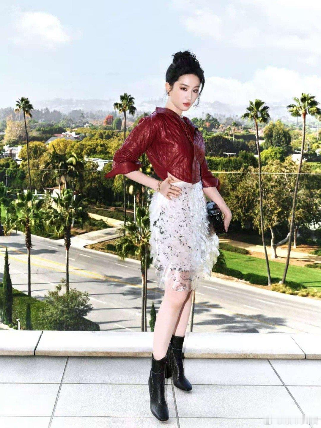 刘亦菲红皮衣丸子头刘亦菲VogueWorldlook刘亦菲红皮衣丸子头，好美，[