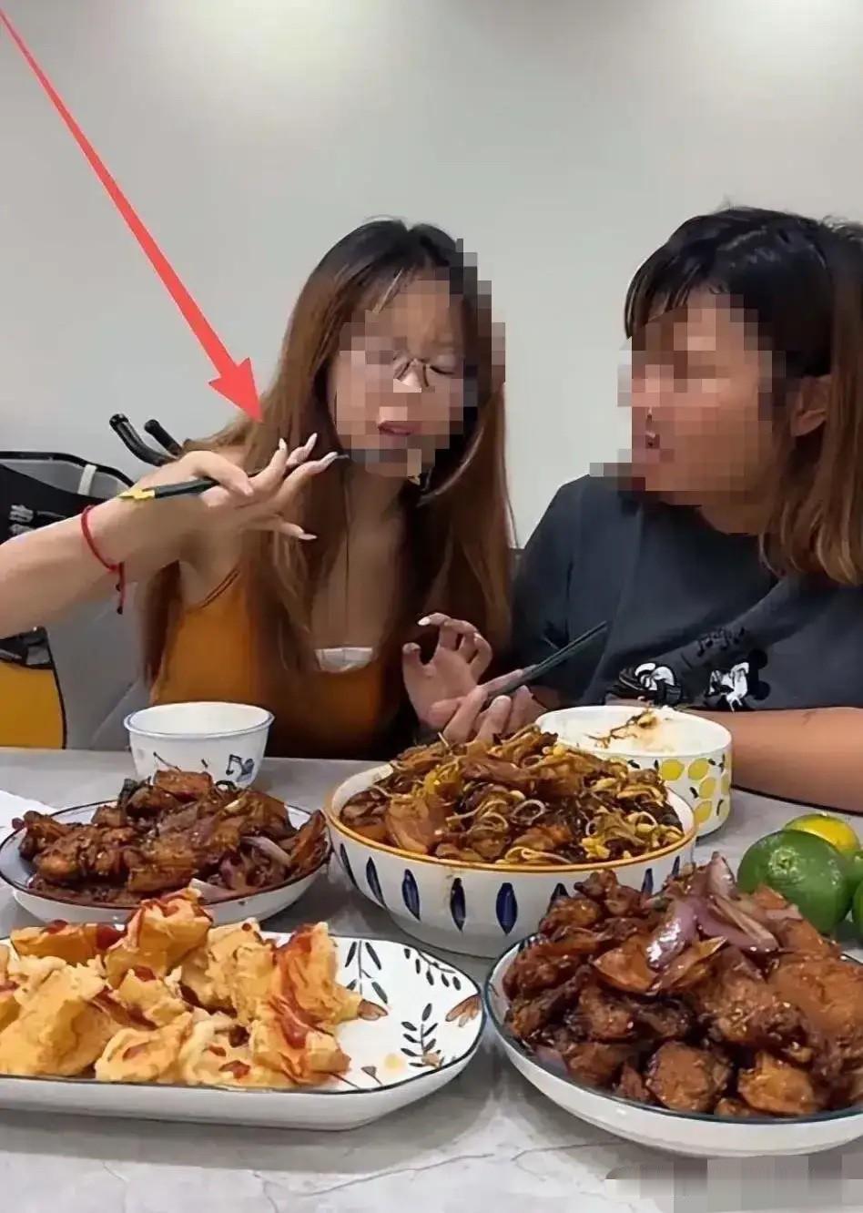 穷装相，说的就是这样的女孩吧？留着长长的指甲，故意装作娇滴滴的样子，在自己家里吃