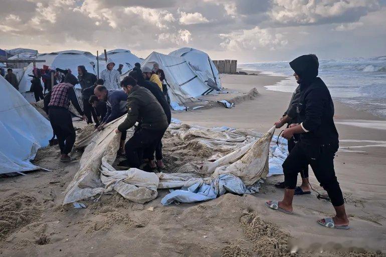 半岛图片：冬季洪水对加沙流离失所者营造成严重破坏，以色列阻断援助 暴雨淹没加沙，