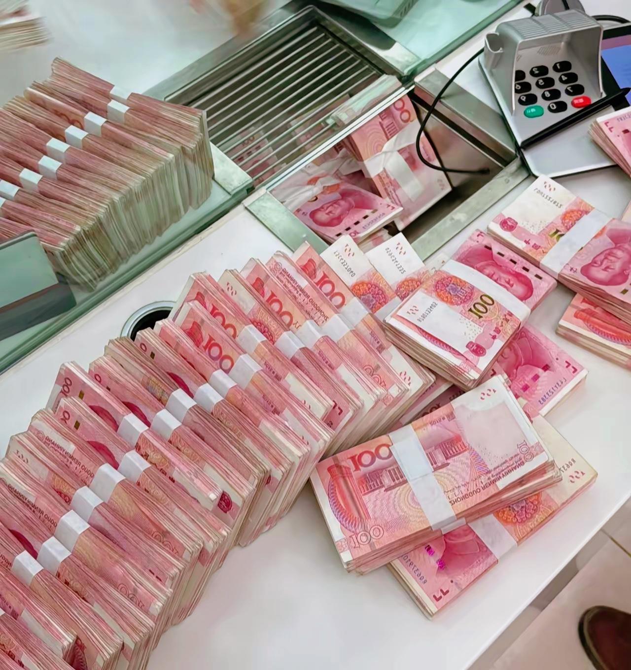 我和老婆欠500万房贷，但从不向父母要钱，反而每个月轻轻松松地给双方父母1200