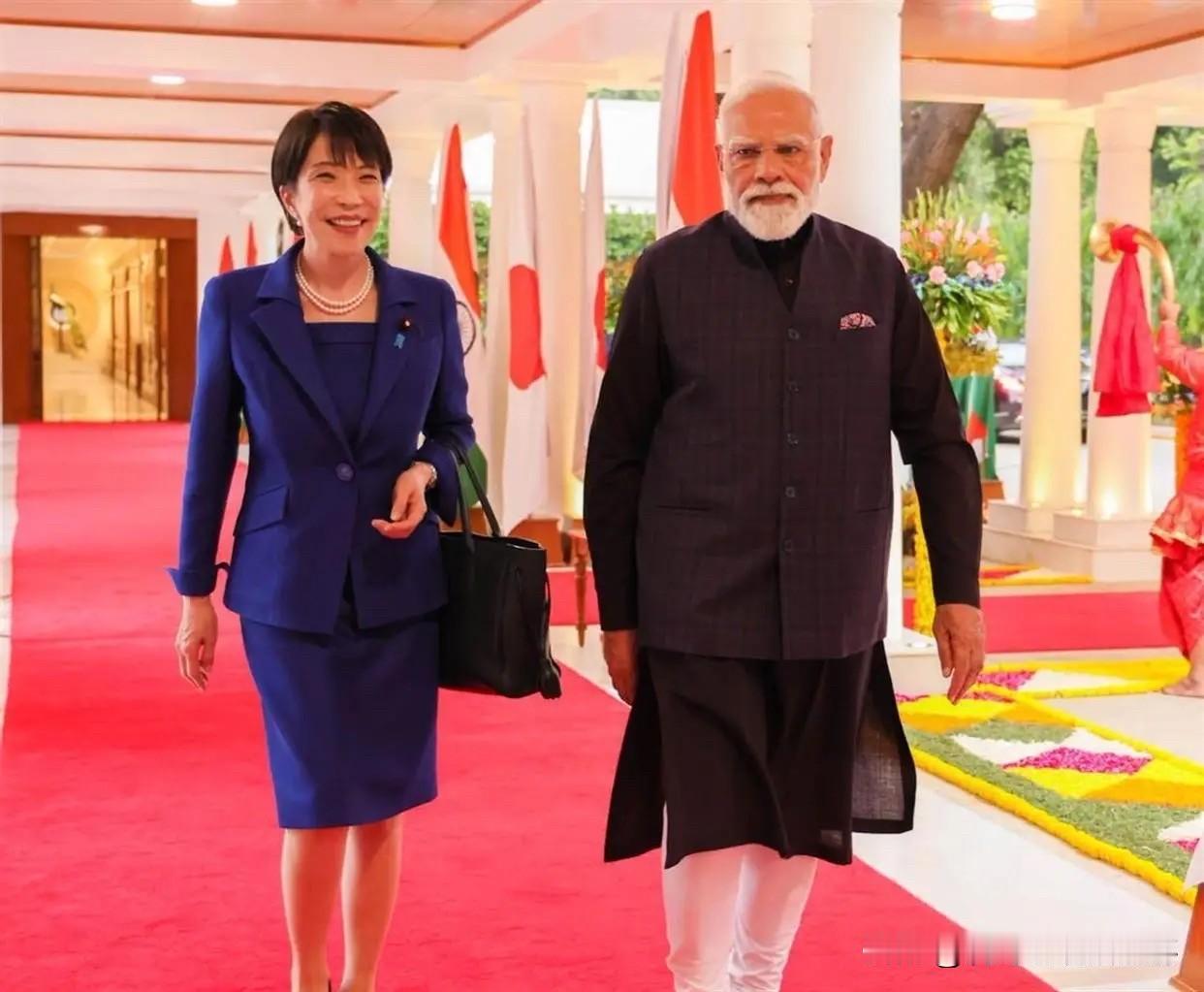高氏早苗妹妹带着一飞机矿泉水去访问莫迪哥哥，这是嫌弃哥哥家的水不干净？

近期，