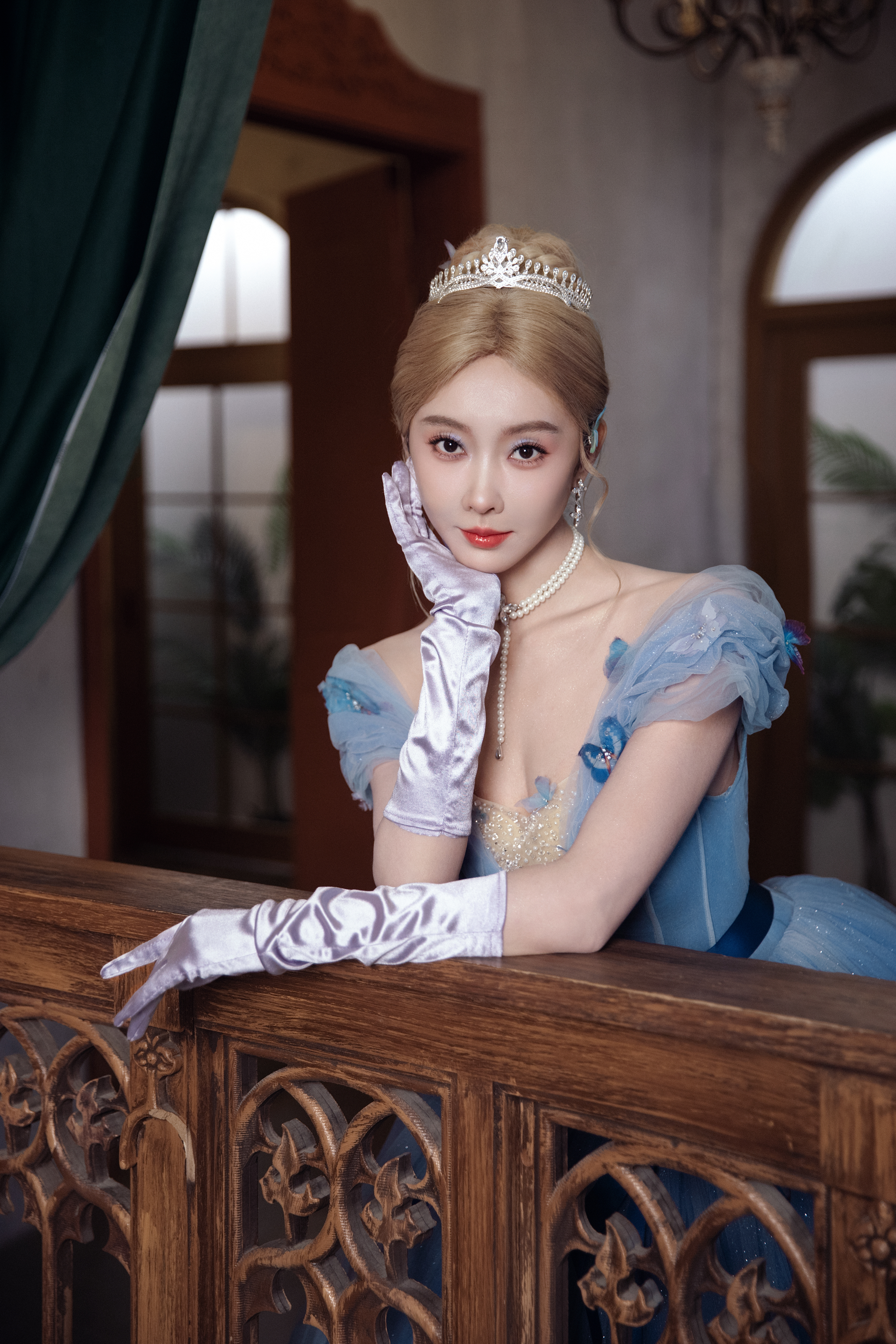 宣璐 从童话里翩然走出的仙履公主，淡蓝纱裙如星河垂落，旋动间漾起梦幻涟漪，王冠与