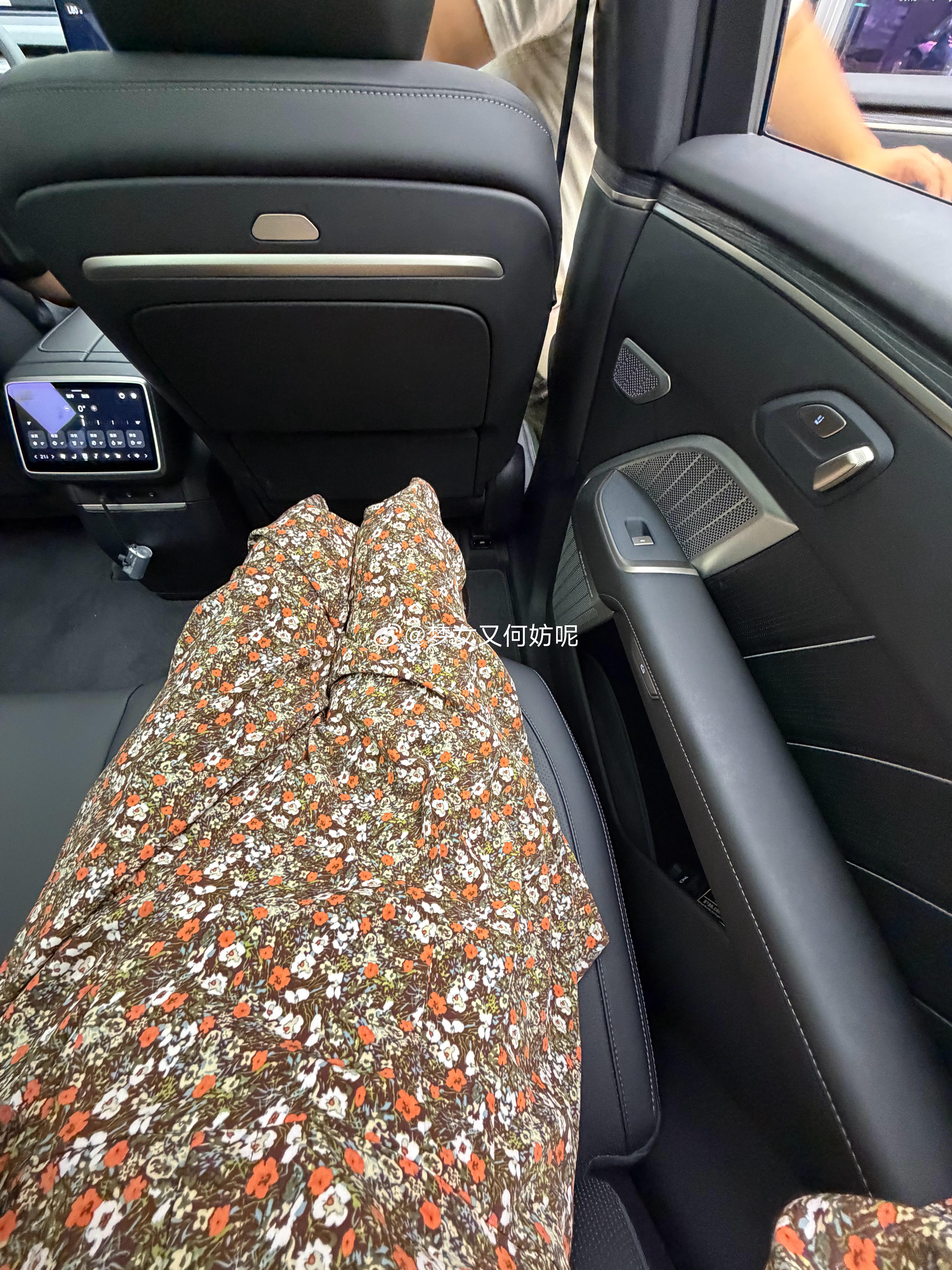 陪老板来看车  说实话我始终不喜欢wl 两个成都老烟嗓(｡ ˇ‸ˇ ｡) ​​​