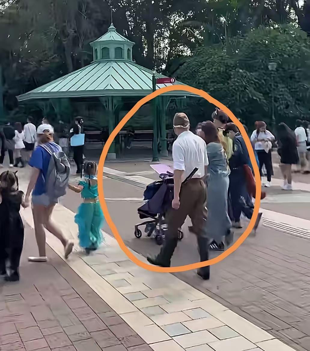 必须制止！

浙江一名男子，带着他的外国女友去香港旅游，结果竟然在迪士尼乐园看到