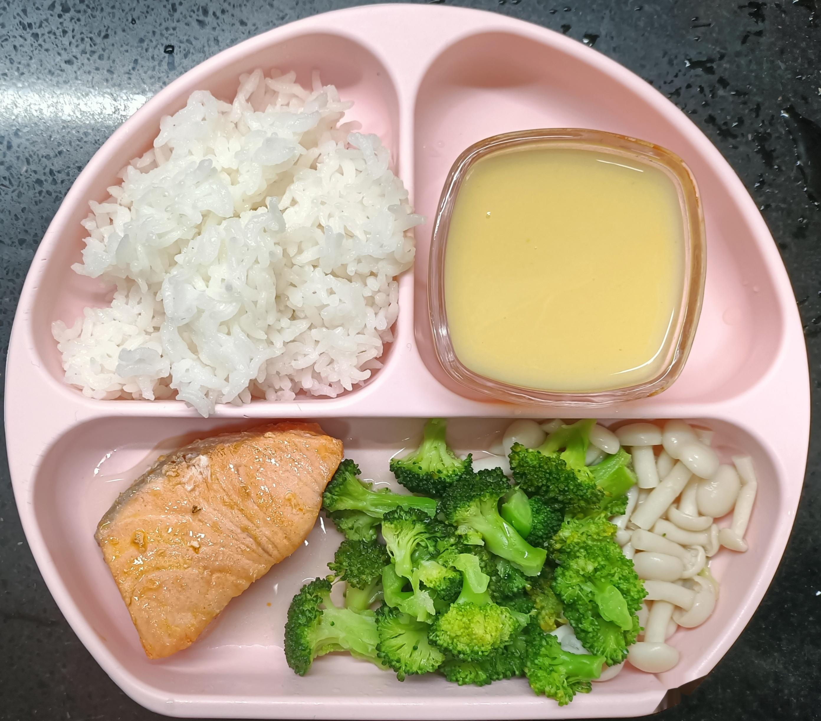 #糖糖的饭饭##科学育儿营养护航# 今天的午餐：米饭，玉米糊，水油煮海鲜菇西蓝花