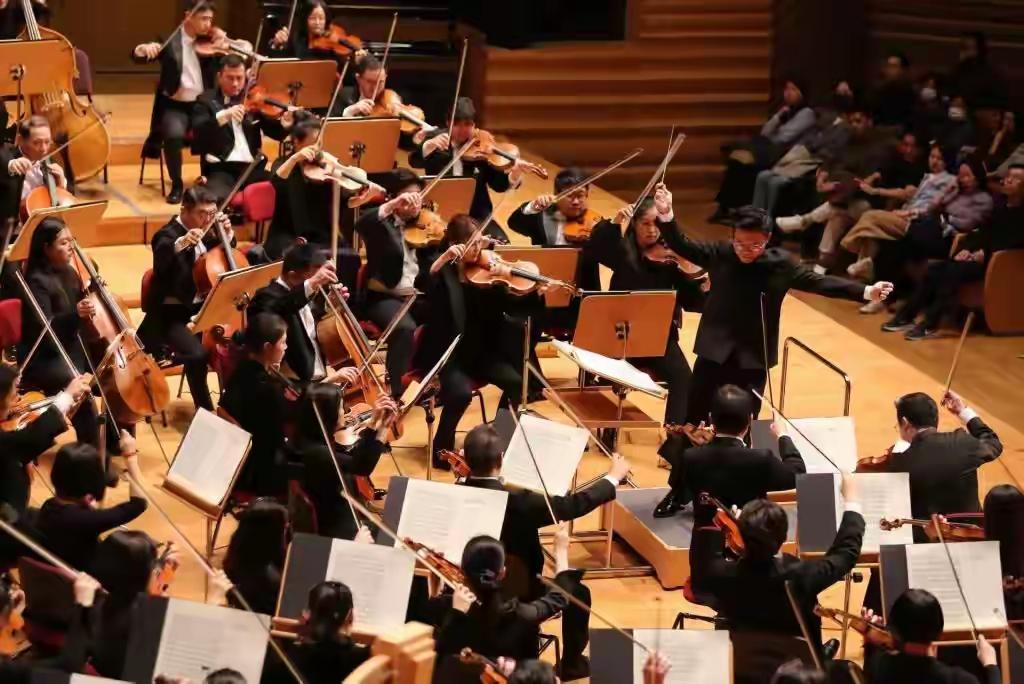 自2022年救场《千里江山》的首演后，指挥孙一凡名声大噪，迅速出圈。今年9月，这