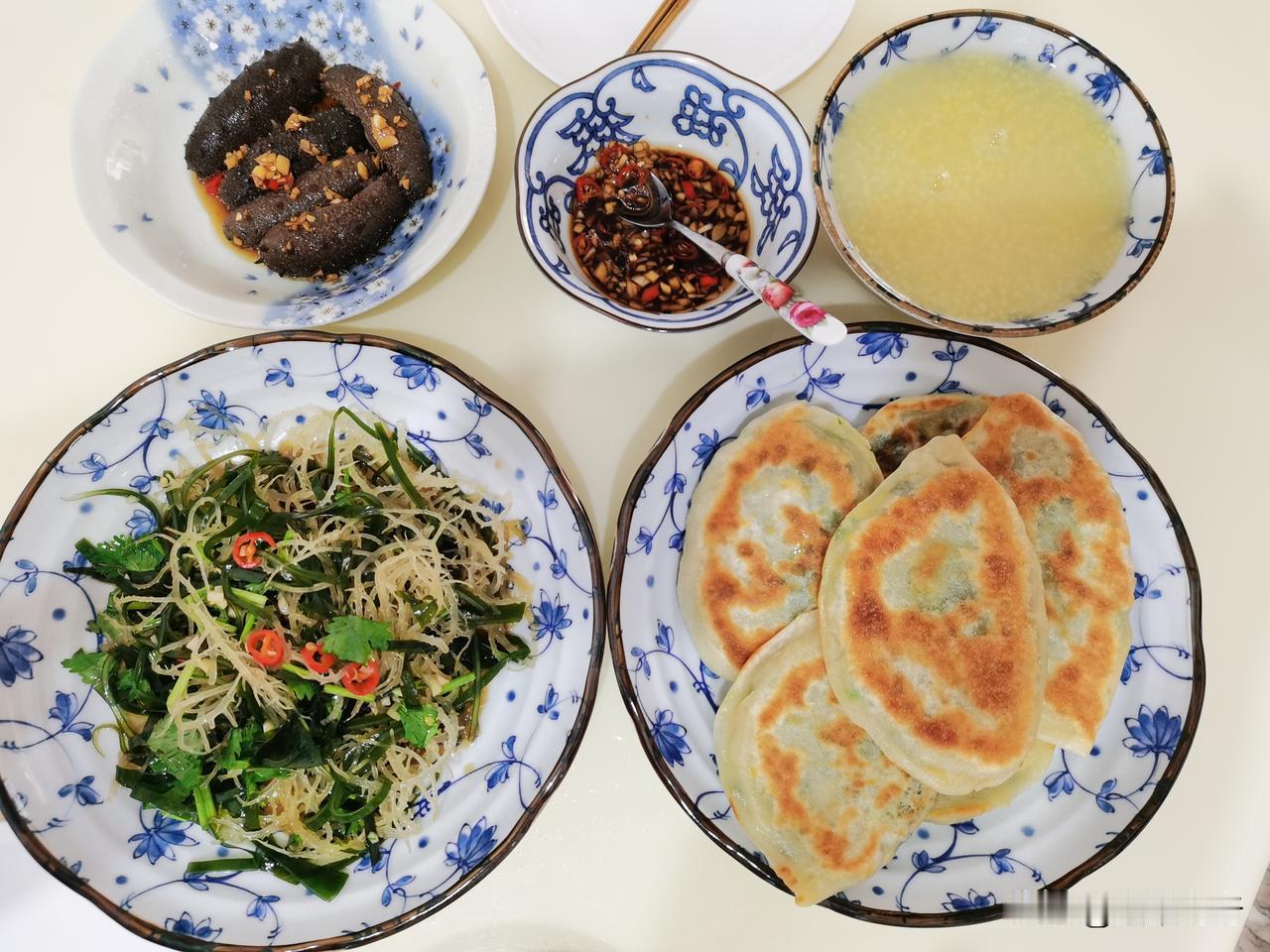 跟领导吃饭规矩太多：不敢多夹菜、不敢先动筷、不敢先放下碗，吃顿饭比上班还累。