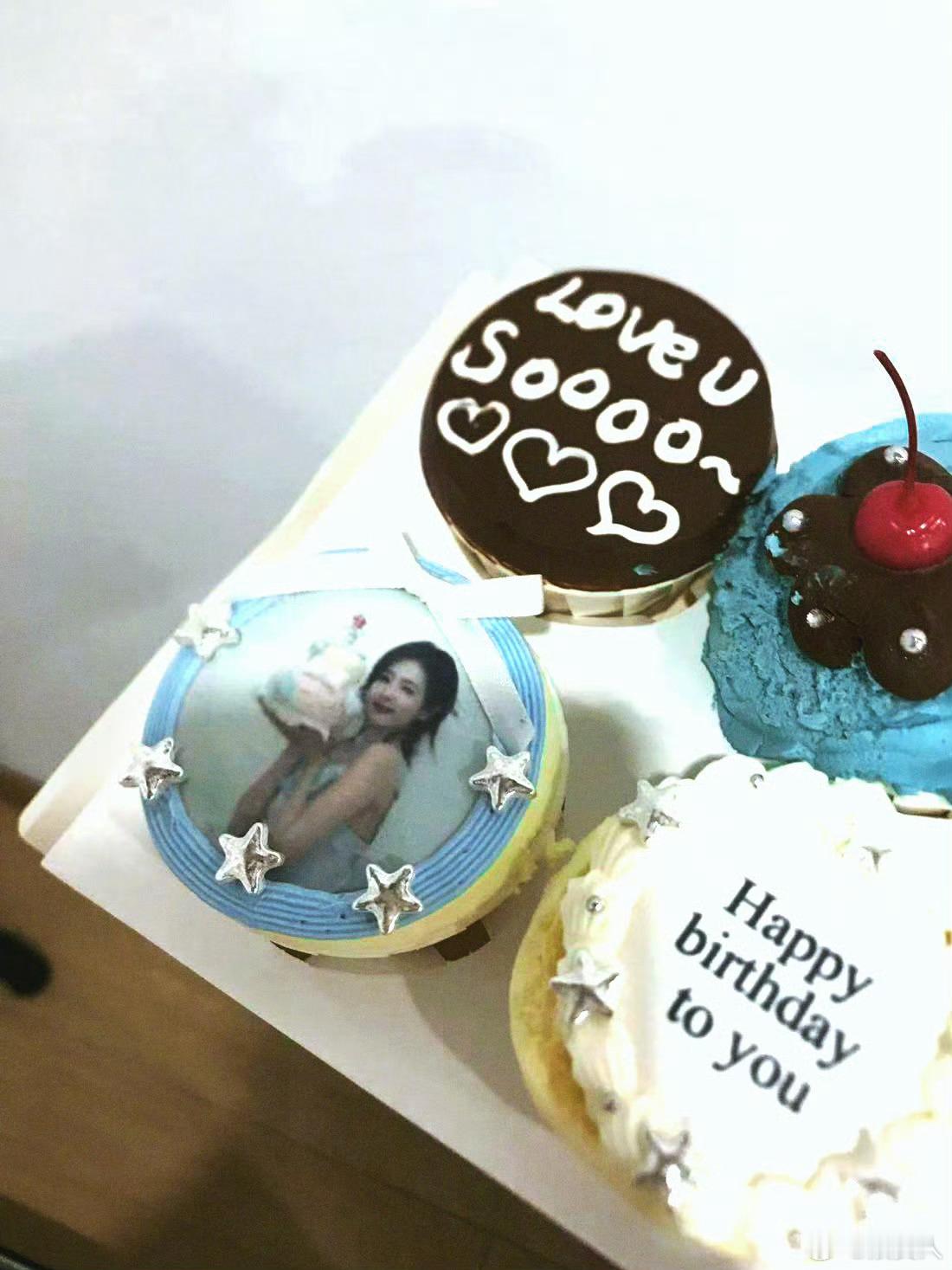 白鹿发博晒自己的生日蛋糕🎂好可爱啊，把自己印在蛋糕上 ​​​