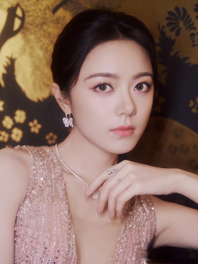 赵今麦 我家有女初长成 亲爱的小伙伴们，尖叫吧！赵今麦就像一颗精心雕琢的美玉，日