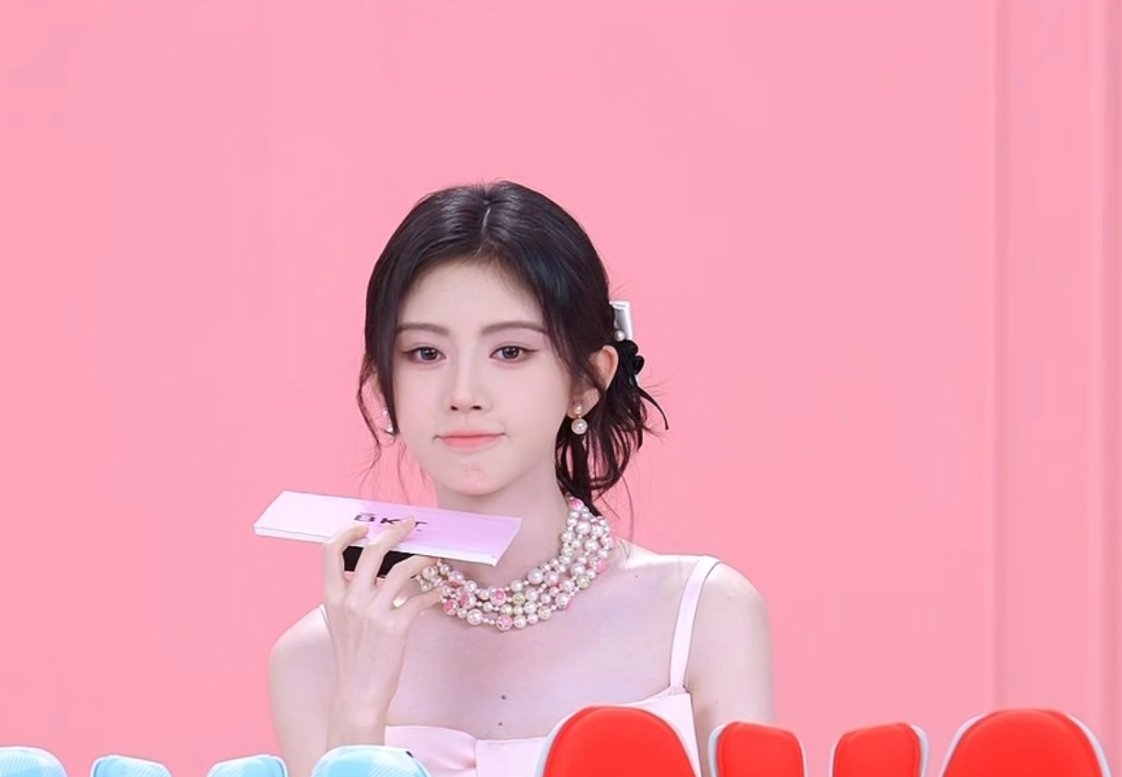 bkt品牌全球代言人鞠婧祎 这个🐷很萌 