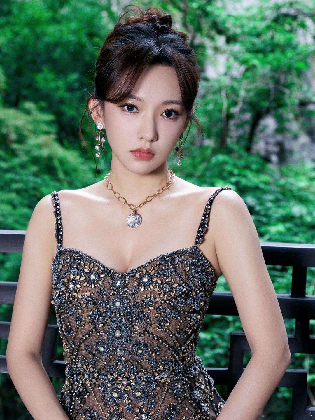 程潇[超话]   一袭抹胸吊带长裙，玲珑身段，优雅迷人深棕色的抹胸吊带长裙，婉约