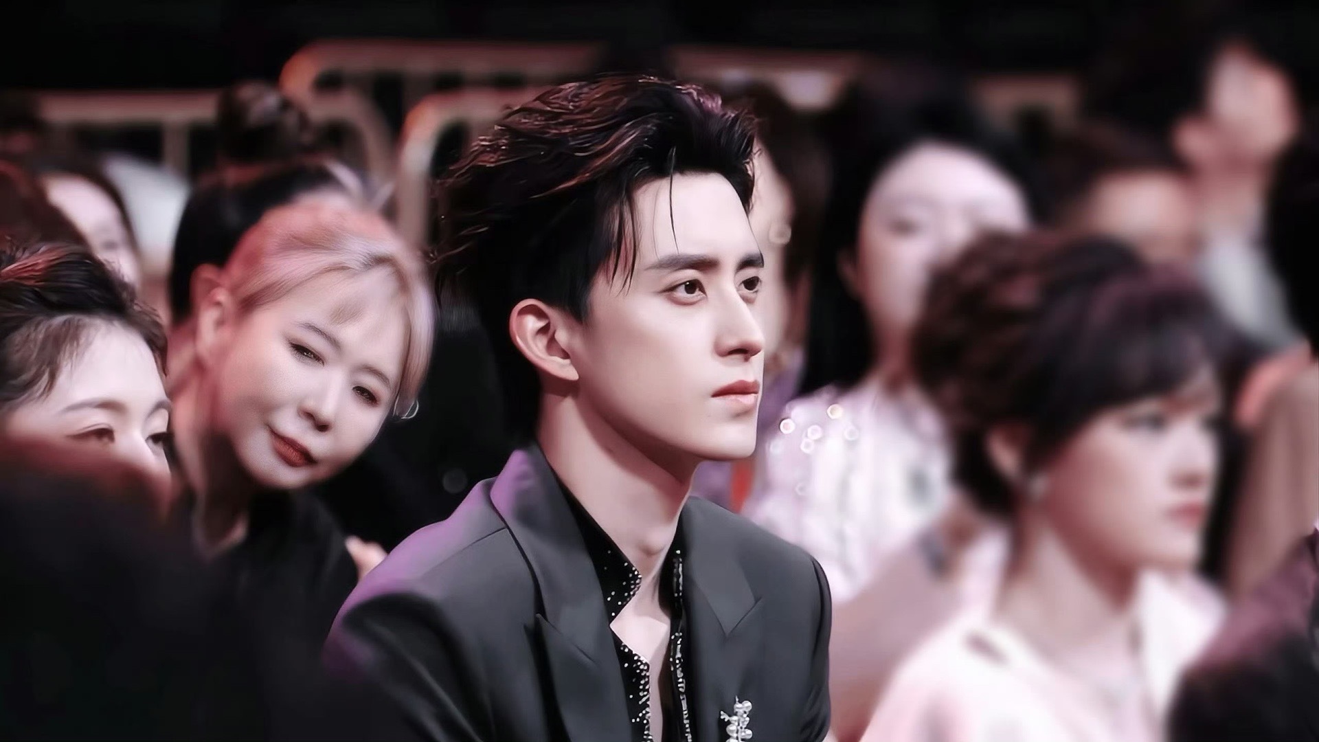 敖瑞鹏大背头自信登场突然发现这个敖瑞鹏太绝了～大背头造型活力满分，眼神里透着藏不