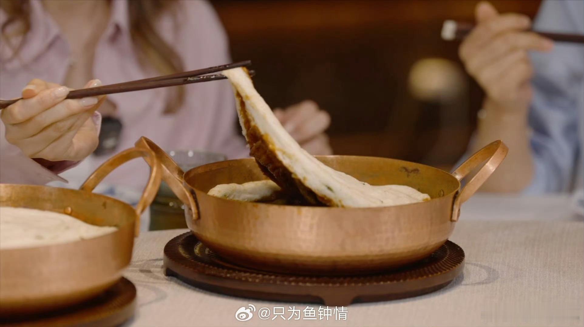 沈阳故宫遇到了最懂他的外国人漫步沈阳故宫，青砖黛瓦间藏着岁月的温柔诗篇。红墙映着