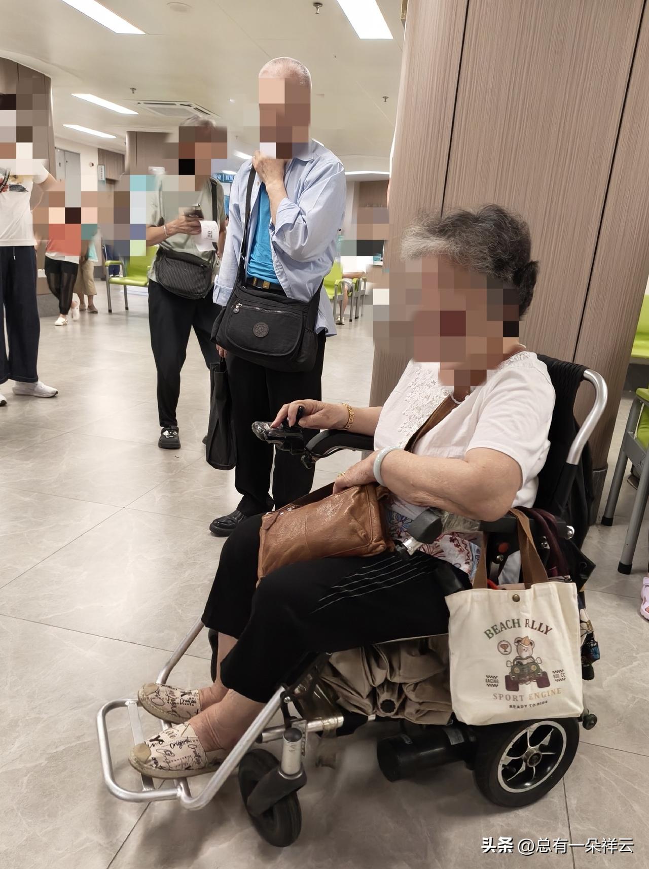 老人驾驶电动轮椅自己看病和买菜
         昨天周五早上，预约了去附近社区