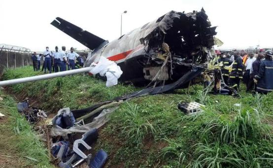 噩耗传来，巴西郊外突发惨烈坠机！本该平稳飞行的小飞机，瞬间一头扎进密林，机上两人