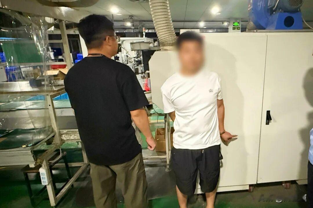 自作聪明反把自己送进去！宁波男子离职一周，精心伪装偷锡块，报警9小时直接落网
 