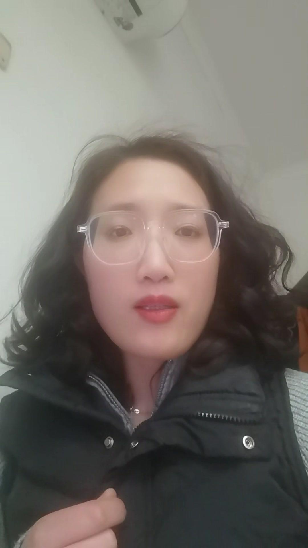 1️⃣省钱小能手：她戴2块5的耳环，还买十个换着戴，十块钱老花镜也很实用，甚至背