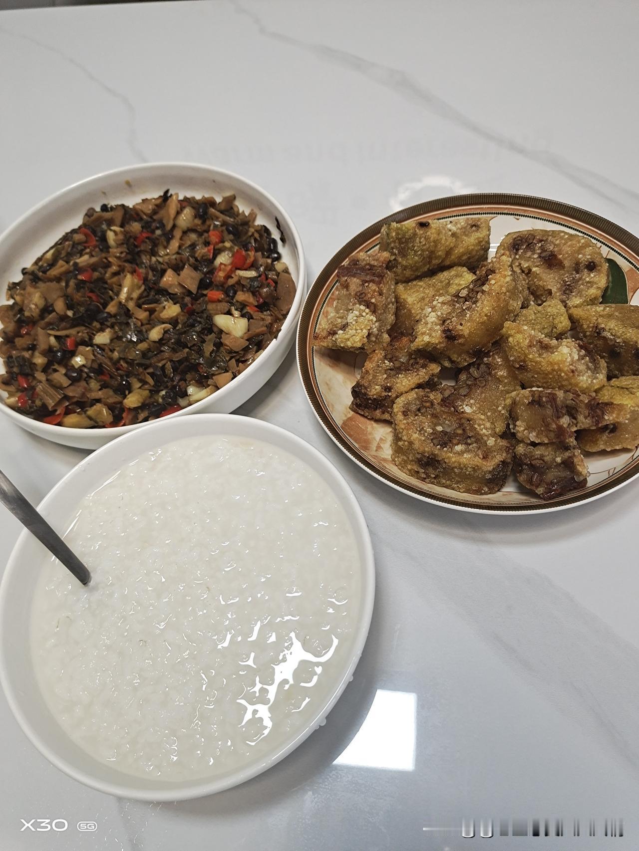 我的三餐是忙碌生活里的温柔注脚。晨起是蜂蜜柠檬水配全麦三明治，生菜番茄脆嫩，煎蛋