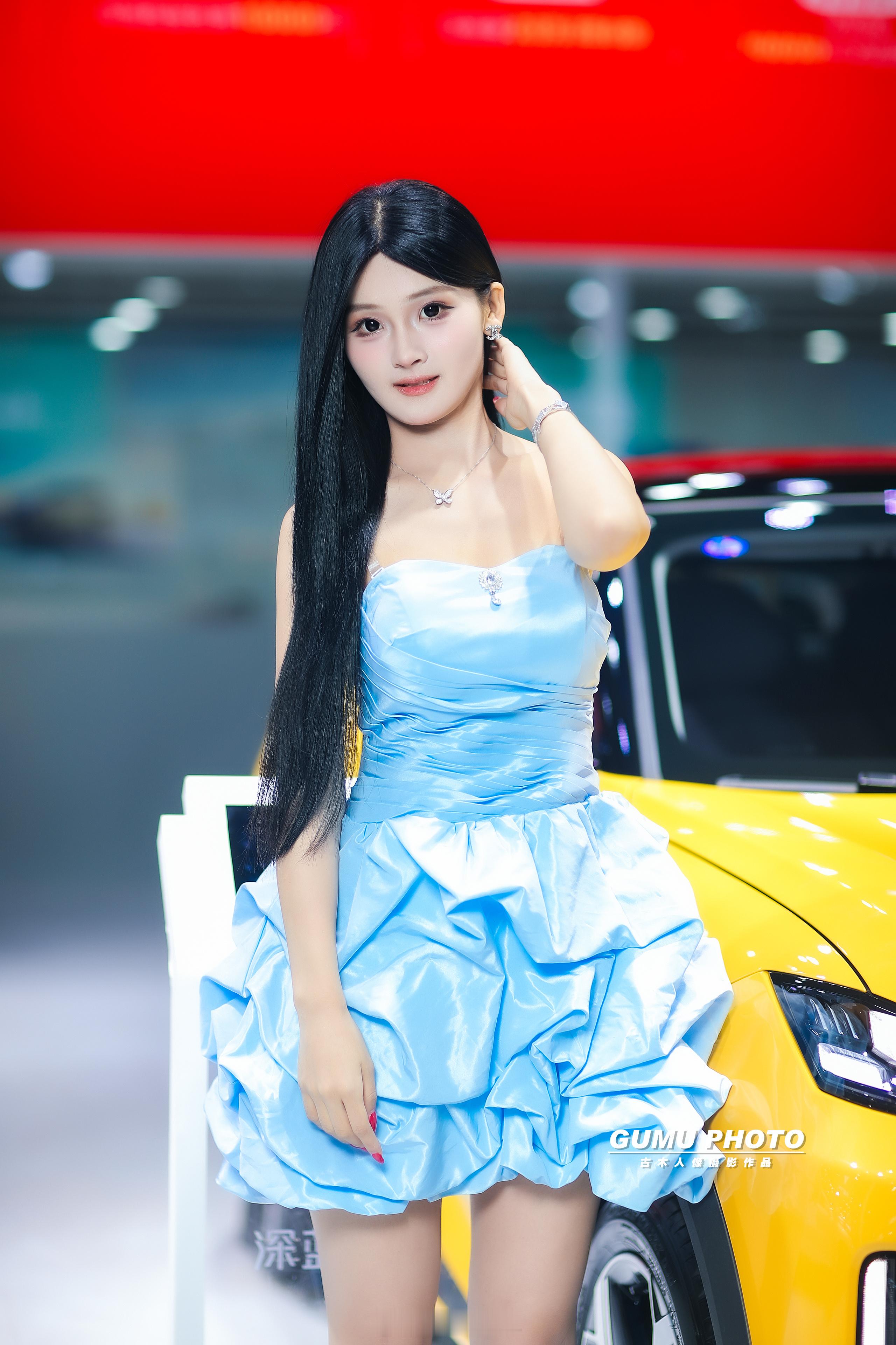 2025贵阳汽车文化节深蓝展台模特小姐姐。               