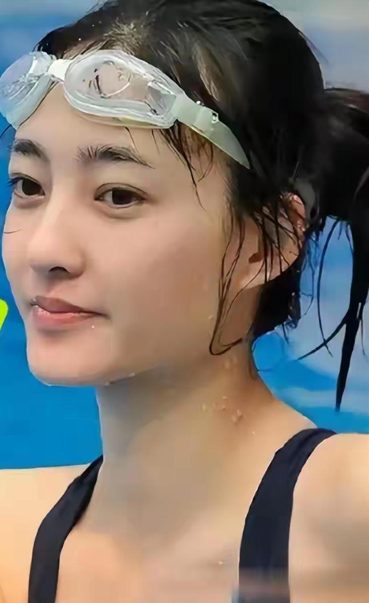 她是素颜女神，却把手里的牌打得稀碎！丈夫诈了十几个亿，戴上了银手镯。王丽坤当然知