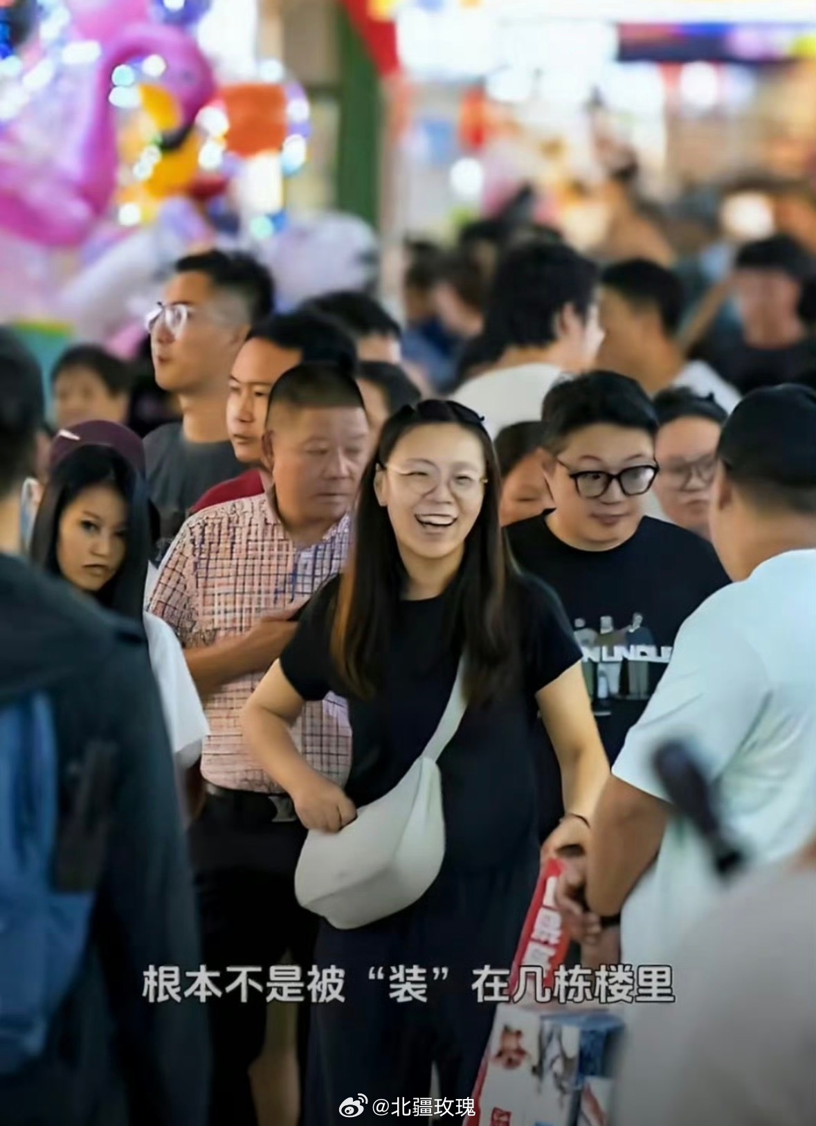 英语流畅义乌女孩惊外国学者谈吐从容，口语流利自然。义乌女孩大方和外国学者交流，扎