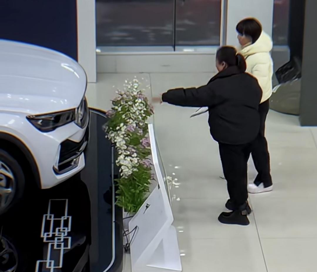 你只管善良，上天自有衡量
销售正要签单的关键时刻
有位大爷用手示意想要点热水
销