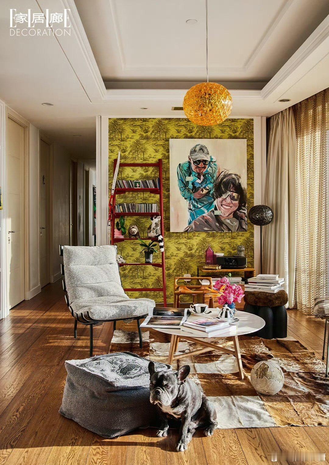 姜思达条纹衫撞进鎏金壁纸，像海平线吻上落日熔金。黑犬鼻尖蹭过掌纹，把时光酿成毛茸