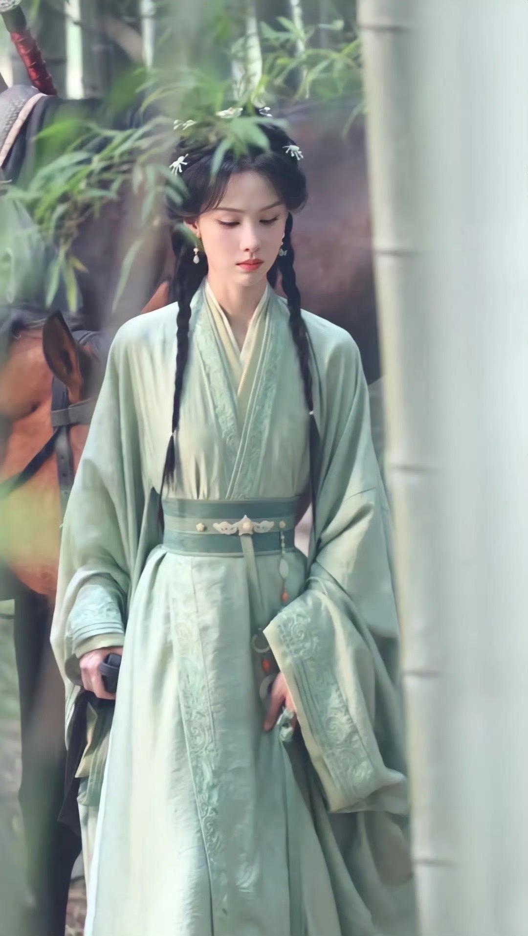 陈都灵楚朝浓妆淡抹总相宜陈都灵越素越美 妆容从简到浓皆出彩！淡妆清灵温婉，浓妆明