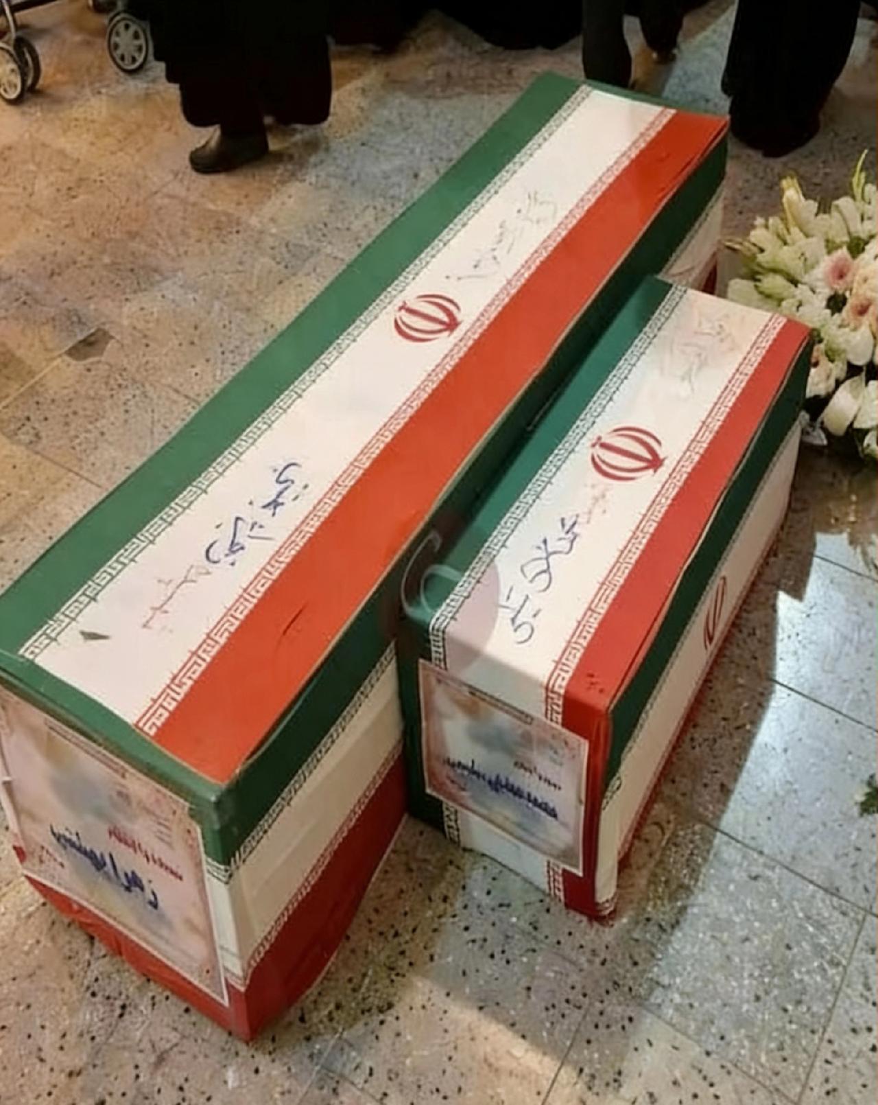 棺材里面躺着美国和以色列空袭伊朗被炸死的母亲和她的孩子！

这位母亲从未离开她的