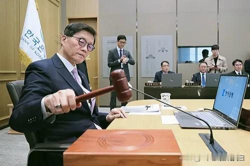 韩国中央银行于11日召开金融政策会议，宣布将基准利率削减0.25%，降至3.25