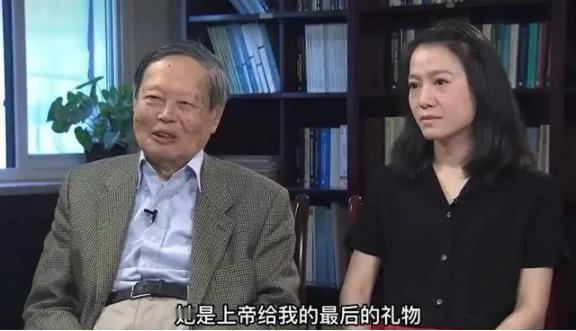 2024年，102岁的杨振宁正在睡觉时，突然叫了一声翁帆，翁帆听到后，赶紧来到杨