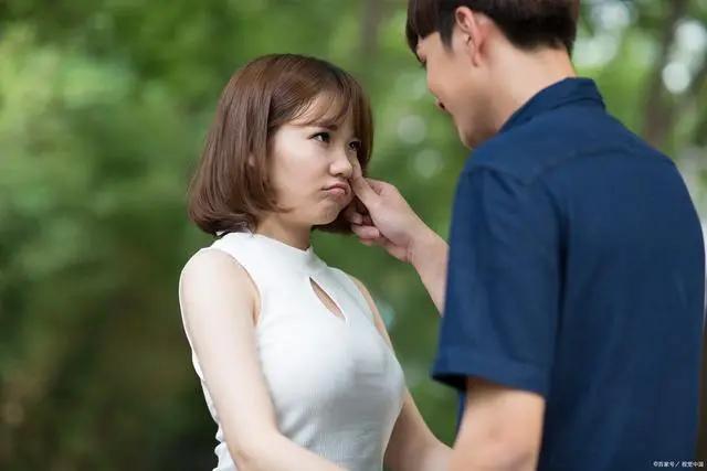 儿子得奖金后，儿媳给亲家母买8000块钱的镯子，婆婆心寒得回乡下
儿子成亲的时候