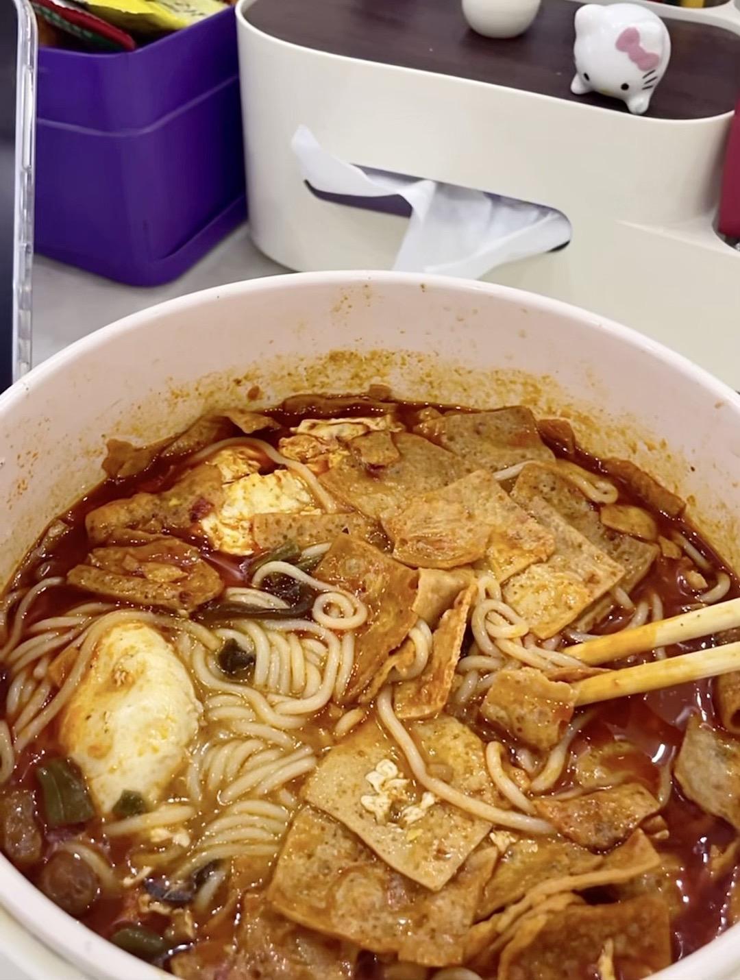 5包才这个价!学生党也能螺蛳粉自由了!这一口真给我馋哭了!量大料足真的...