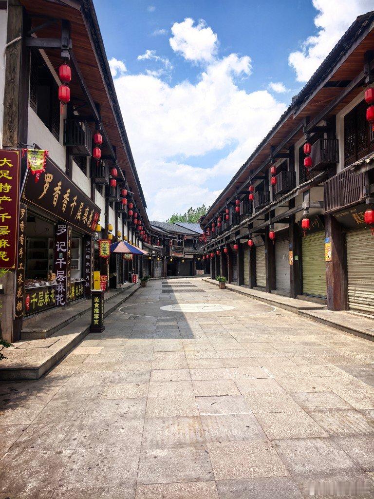 大足石刻，石刻本身让我很惊喜规划得……山门口大片停车场基本没车，非要在游客中心坐