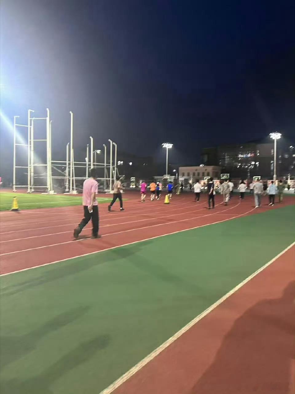 3小时从北大跑向丹麦 夜幕之下的校园跑道热血沸腾，千名北大学子同向奔跑，耗时三小