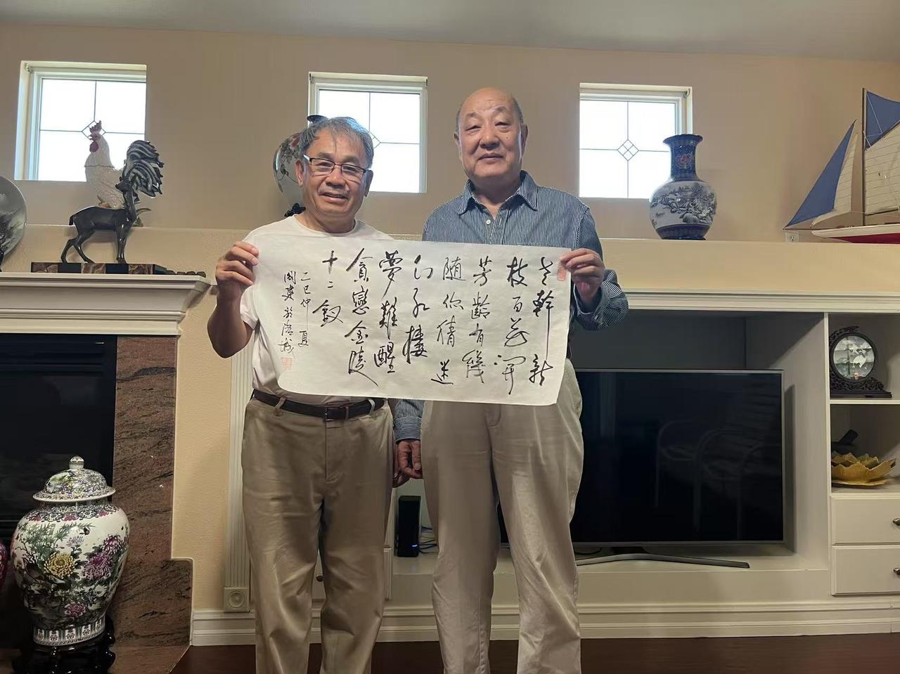 作家就是废话多
开会发言也啰嗦
冗长铺垫像催眠
他当这是写小说

杯中假酒一口干
