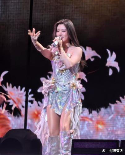 3月29日，陈奕迅现身单依纯深圳演唱会，反戴棒球帽、双手抱胸，全程眉头紧锁、表情