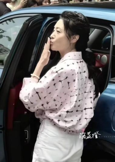近日，58岁的原央视美女主持人周涛出现在公众视野，引来不少围观者。不想，平日工作