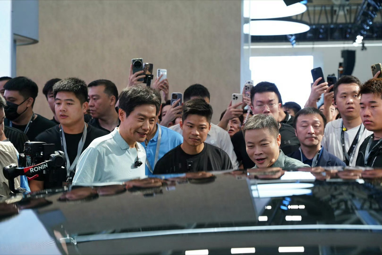 雷军体验小鹏P7+频频点赞  在 2024 年 11 月 15 日的广州车展期间