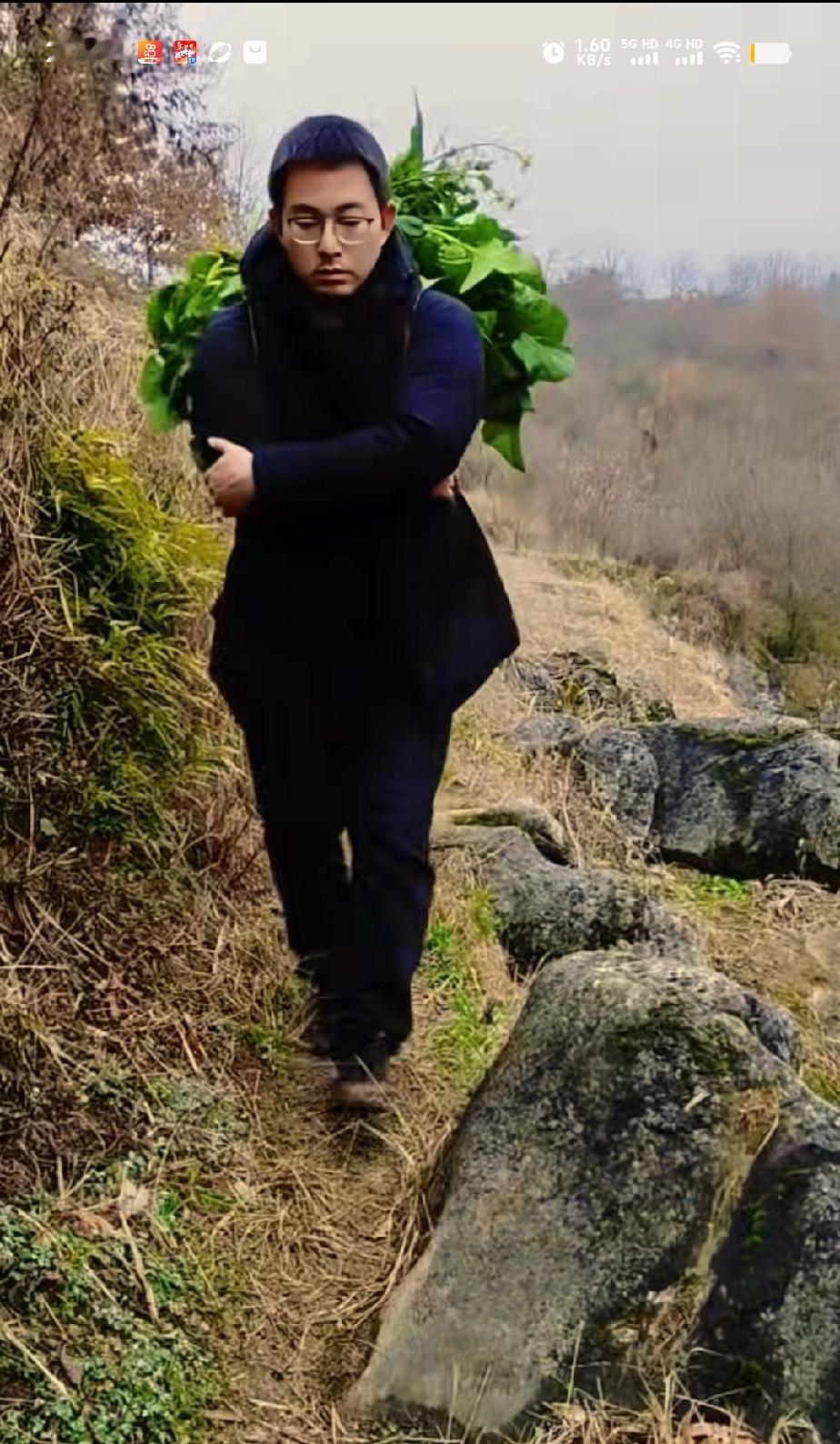 胡龙为何能留在贵州？
其一，他尚未成家，寻亲成功为他带来了一波流量，他需抓住这一