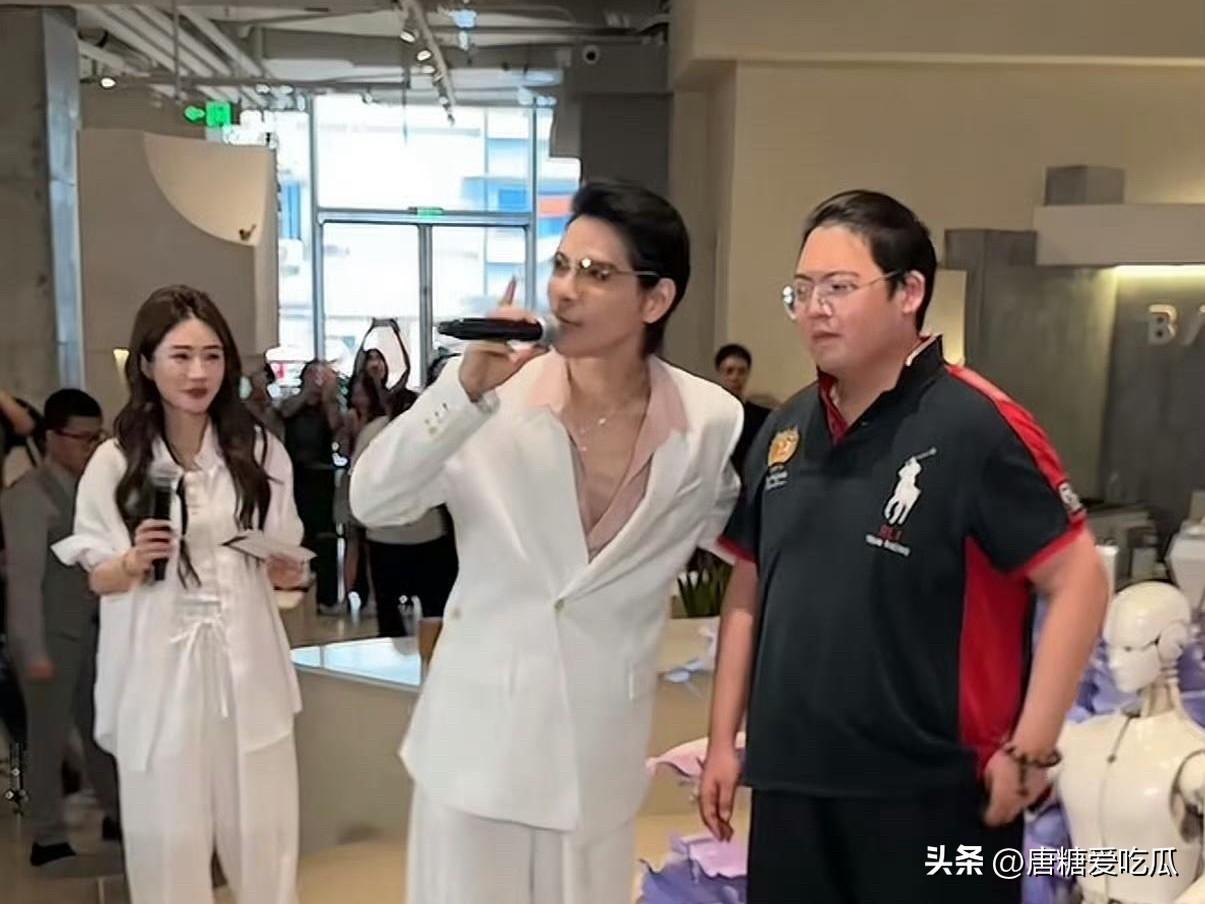 向佑站起来了
其实最开心的就是郭碧婷，因为向佑更让大家有好奇心，婆婆也不会在直播