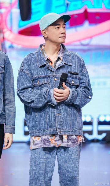 陈小春突然想起自己签了保密协议  我去！这保密工作太到位了，之前一点不知道小春哥