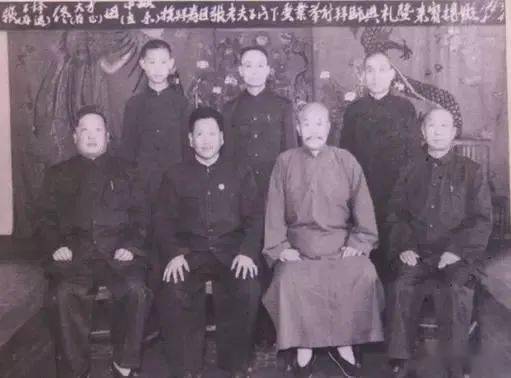 张存远、佟大方、田立禾拜师张寿臣的合影，一说是拜的评书门，不是相声门？前面几位都